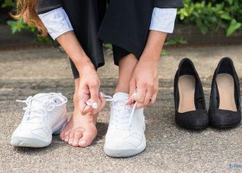 Frau tauscht Ihre Pumps gegen Sneaker