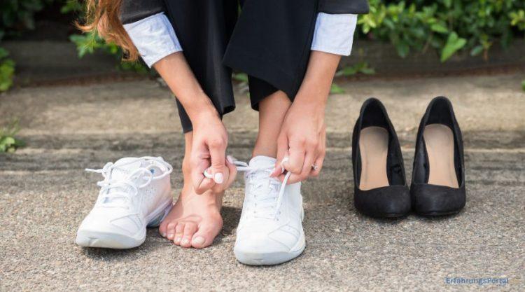 Frau tauscht Ihre Pumps gegen Sneaker