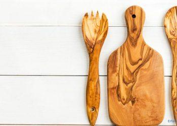 Schneidebrett und Salatbesteck aus Holz