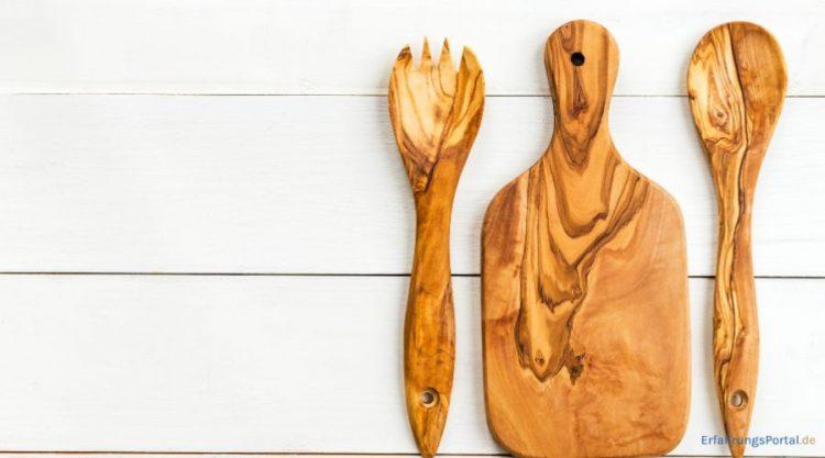 Schneidebrett und Salatbesteck aus Holz