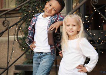 Junge und Mädchen posieren für ein Foto