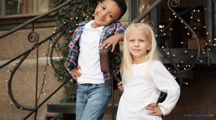 Junge und Mädchen posieren für ein Foto