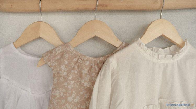 Beige Kleidung von einem Mädchen