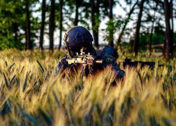 Airsoft-Spieler im Feld