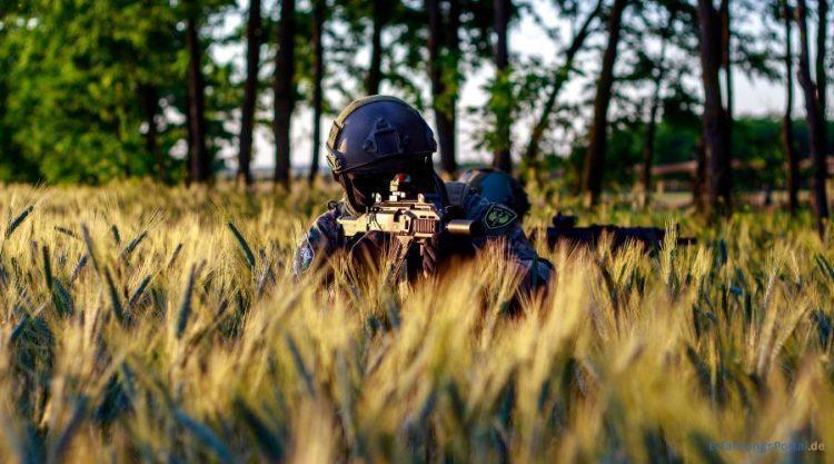 Airsoft-Spieler im Feld