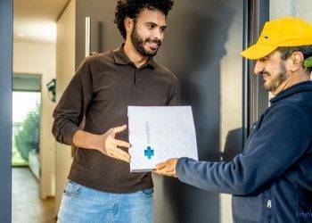 Paket einer Versandapotheke wird geliefert