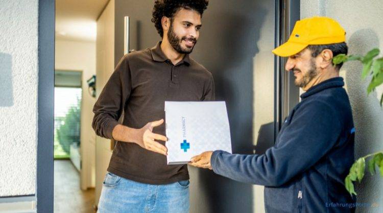 Paket einer Versandapotheke wird geliefert