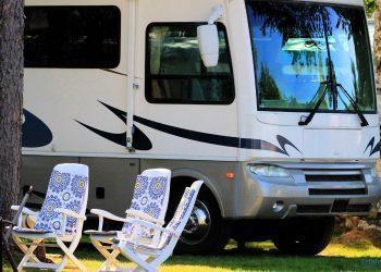 Campingstühle vor einem großen Wohnmobil