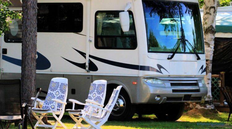 Campingstühle vor einem großen Wohnmobil