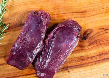 Fleisch mit Rosenmarin auf Holz