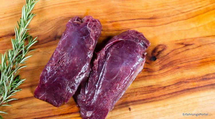 Fleisch mit Rosenmarin auf Holz