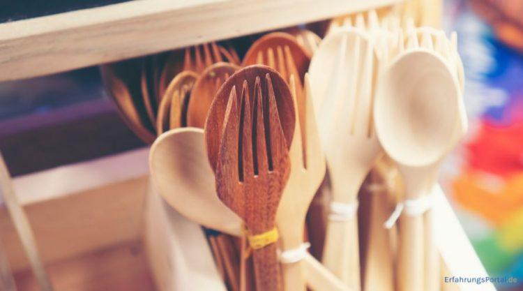 Holzlöffel und Holzgabeln