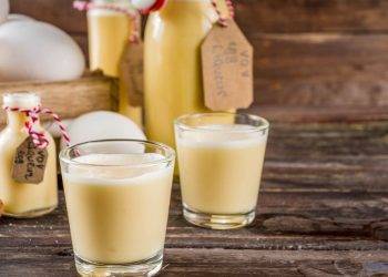 Eierlikör in Gläsern