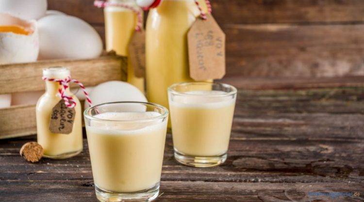 Eierlikör in Gläsern