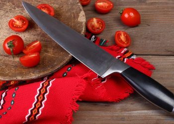 Messer mit Tomaten