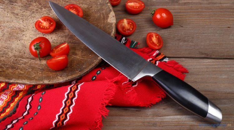 Messer mit Tomaten