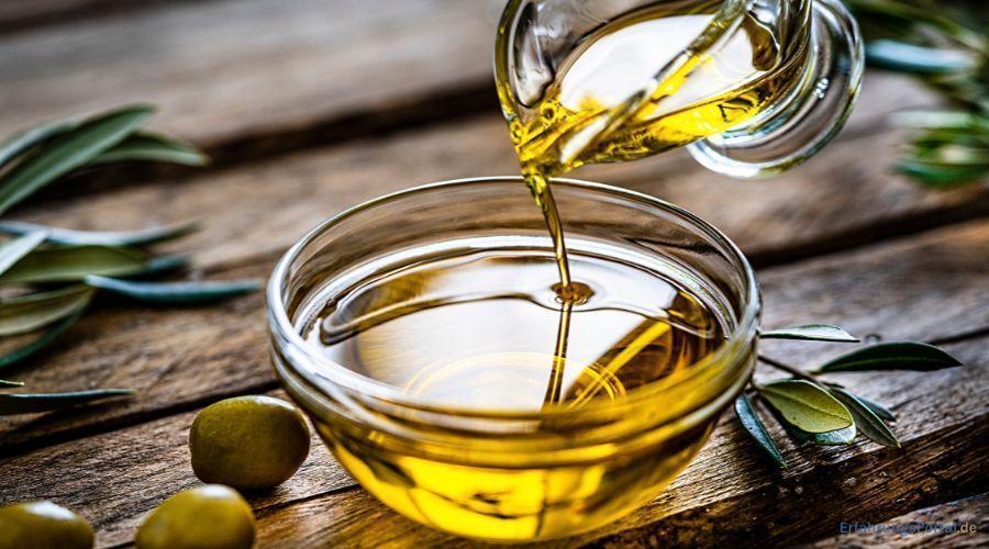 Olivenöl wird in eine Schale gefüllt