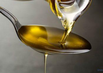 Öl wird auf einen Löffel gegossen