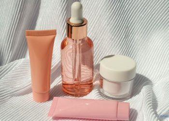 Cremes im Tiegel und in der Tube