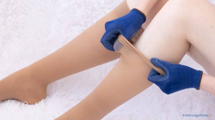 Kompressionsstrümpfe werden angezogen