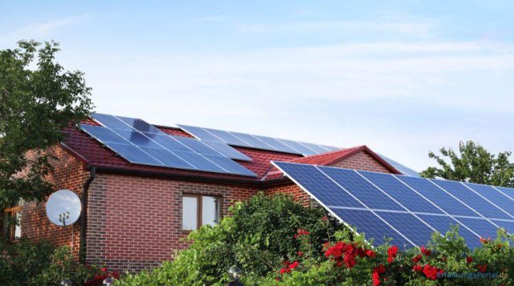 Solaranlagen auf dem Hausdach und im Garten