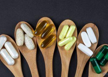 Supplements auf Holzlöffel