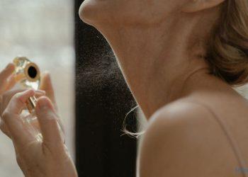 Damenduft wird auf den Hals gesprüht