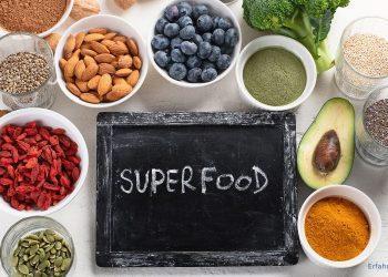 Superfood steht auf einer Tafel. Daneben ist das Superfood in Schüsseln und Gläsern abgebildet