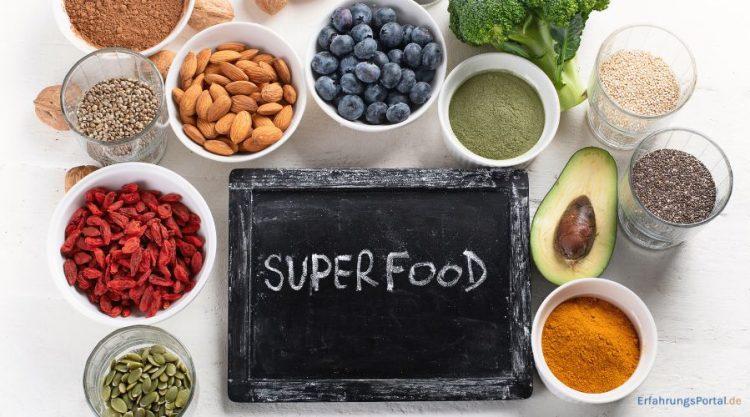 Superfood steht auf einer Tafel. Daneben ist das Superfood in Schüsseln und Gläsern abgebildet