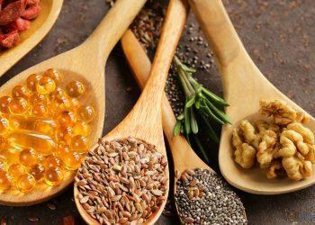 Superfood und Supplements auf Holzlöffel