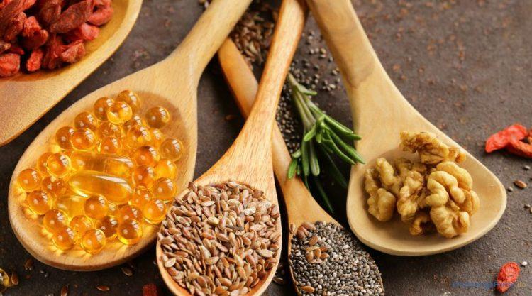 Superfood und Supplements auf Holzlöffel