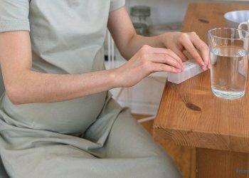 schwangere nimmt Nahrungsergänzung