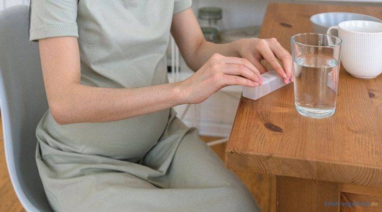 schwangere nimmt Nahrungsergänzung