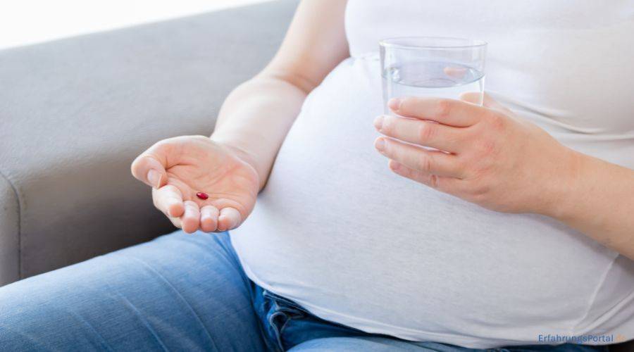 schwangere nimmt Supplements