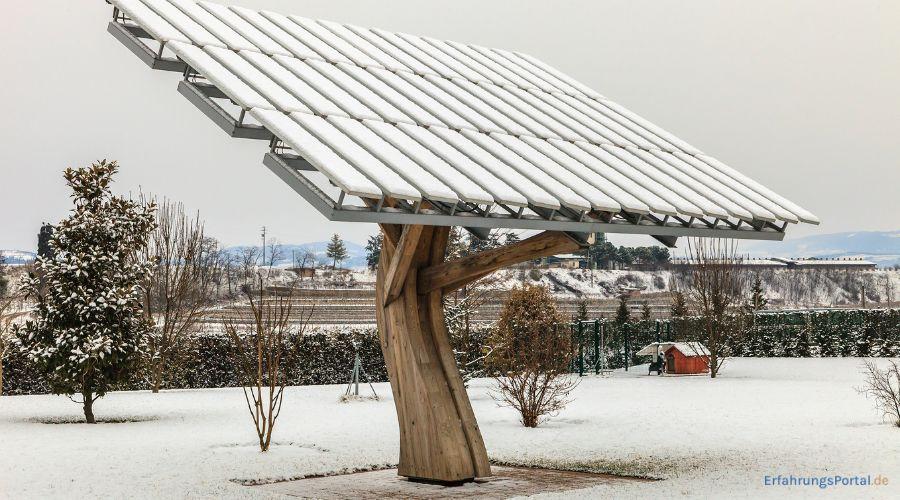 Photovoltaikanlage auf einer Holzvorrichtung im Garten