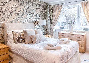 Fototapete hinter dem Bett im Schlafzimmer