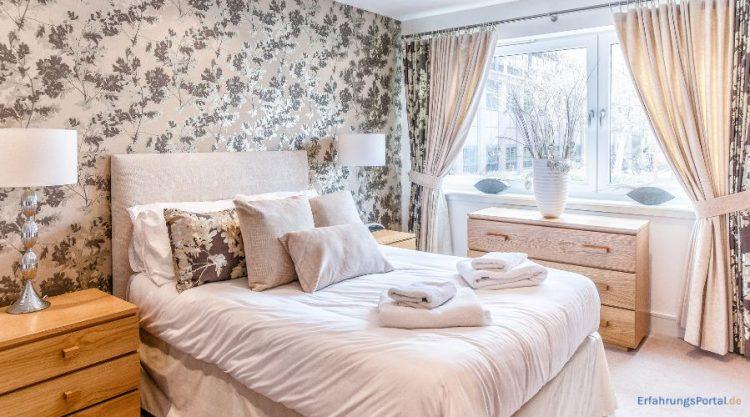 Fototapete hinter dem Bett im Schlafzimmer