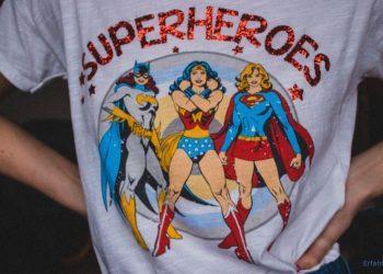 bedrucktes T-Shirt mit weiblichen Superhelden