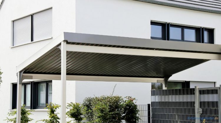 Carport vor Haus