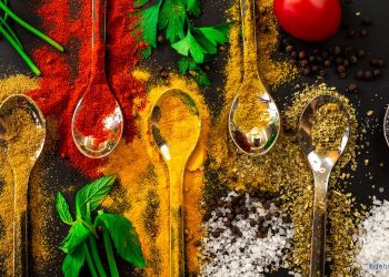 Gewürze auf Löffel