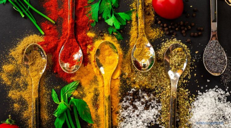 Gewürze auf Löffel