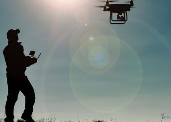 Mann fliegt eine Drohne