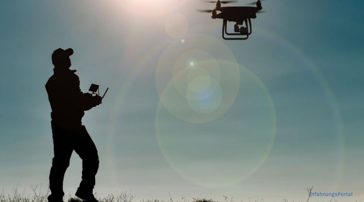 Mann fliegt eine Drohne