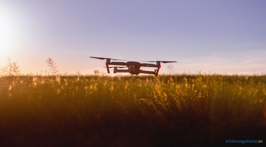 Drohne fliegt über ein Feld