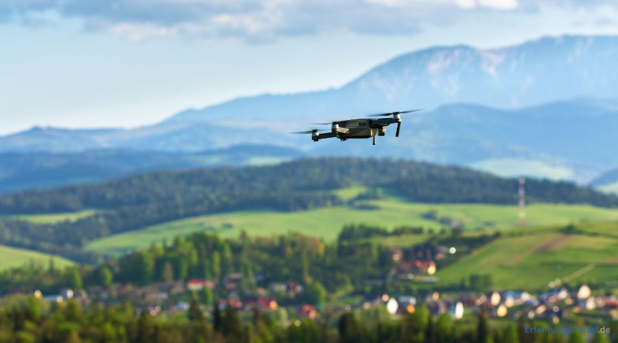 Drohne fliegt in den Alpen