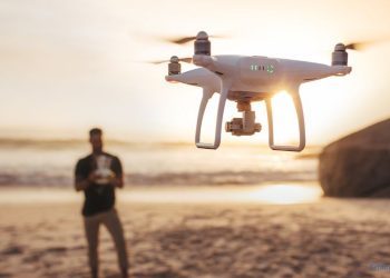Drohne fliegt am Strand