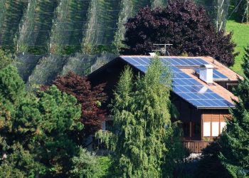 Solaranlage auf Hausdach in den Weinbergen