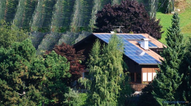 Solaranlage auf Hausdach in den Weinbergen
