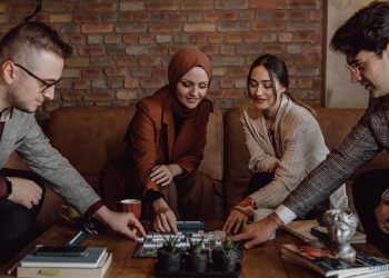 Männer und Frauen spielen ein Brettspiel