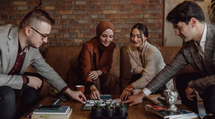 Männer und Frauen spielen ein Brettspiel